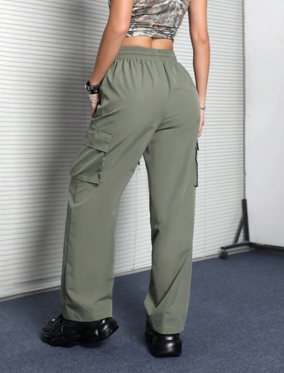 SHEIN Coolane Pantalones cargo de estilo callejero de otoño para mujer, con cintura con cordón y bolsillos con solapa, de color verde militar